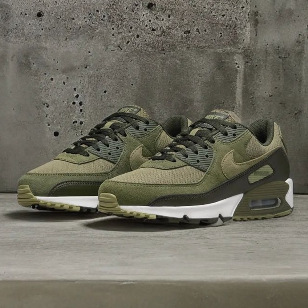 LIKE NEW Nike Air Max 90